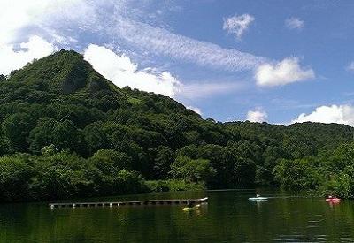 山伏山と薬師湖1.jpg